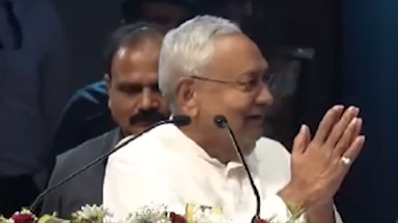 ‘Jaldi kar na dijiyega?’ Nitish urges cop with folded hands to fast-track recruitment ‘Jaldi kar na dijiyega?’ Nitish urges cop with folded hands to fast-track recruitment