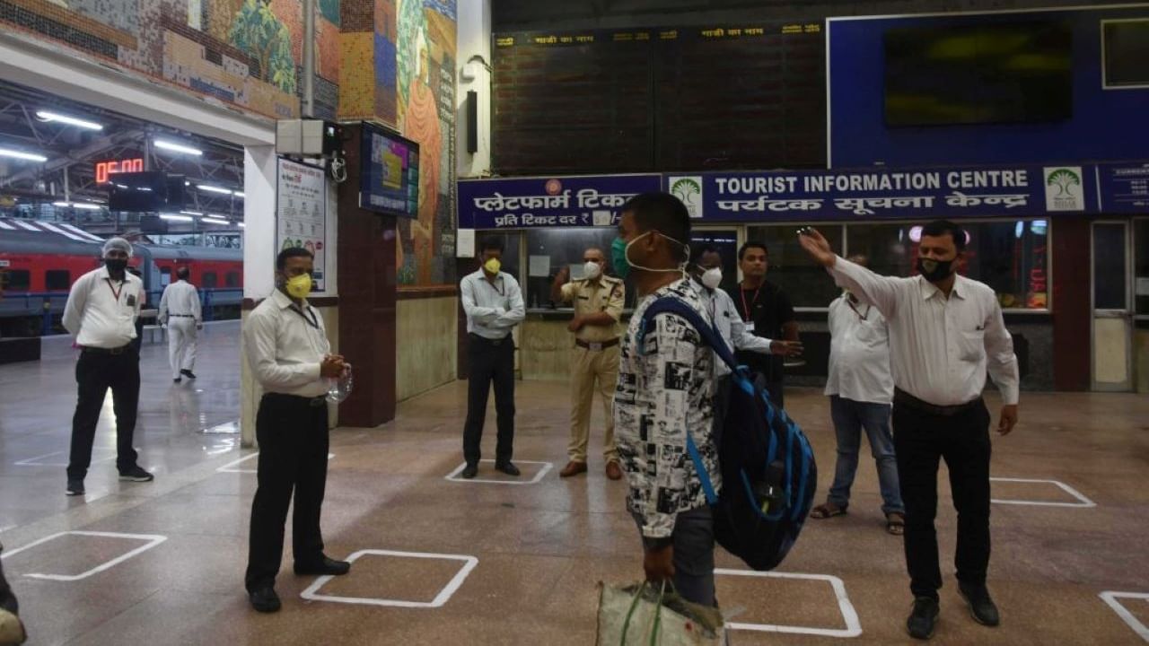 Regular vs contract jobs in Indian Railways; Check benefits, perks Regular vs contract jobs in Indian Railways; Check benefits, perks