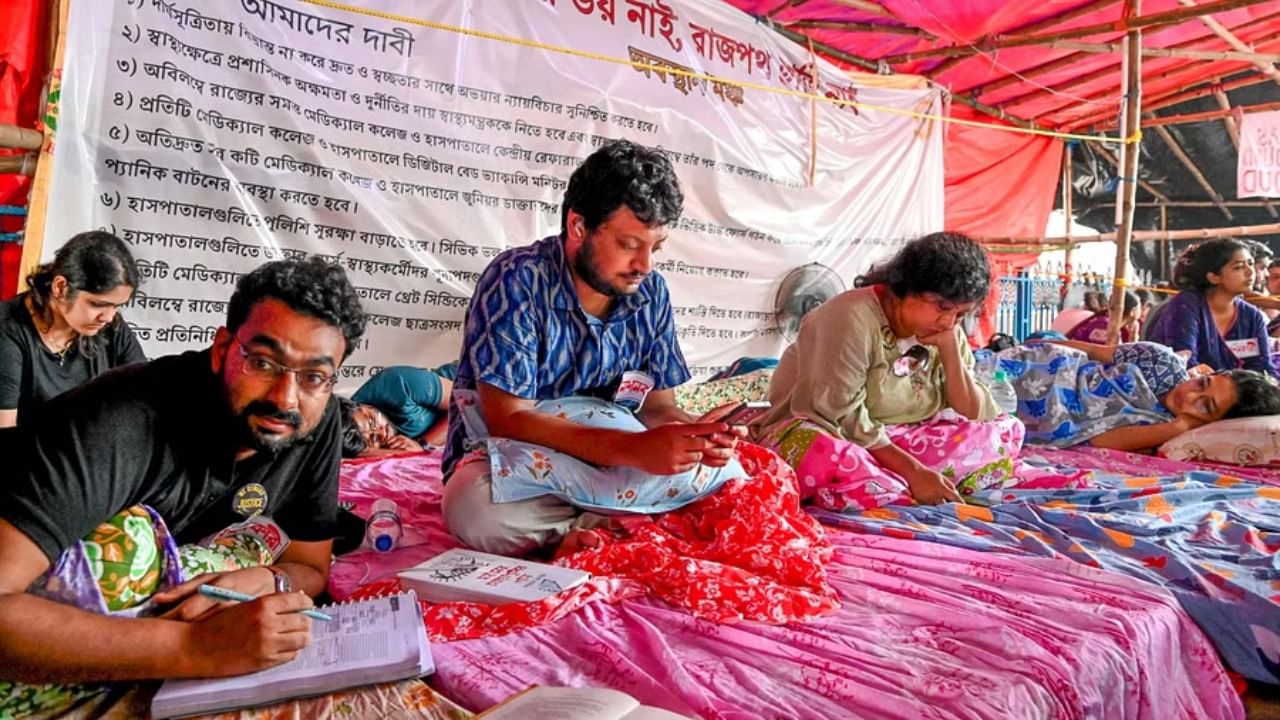 WB private hospital doctors to hold 48-hour ‘partial cease work’ amid RG Kar protests WB private hospital doctors to hold 48-hour ‘partial cease work’ amid RG Kar protests