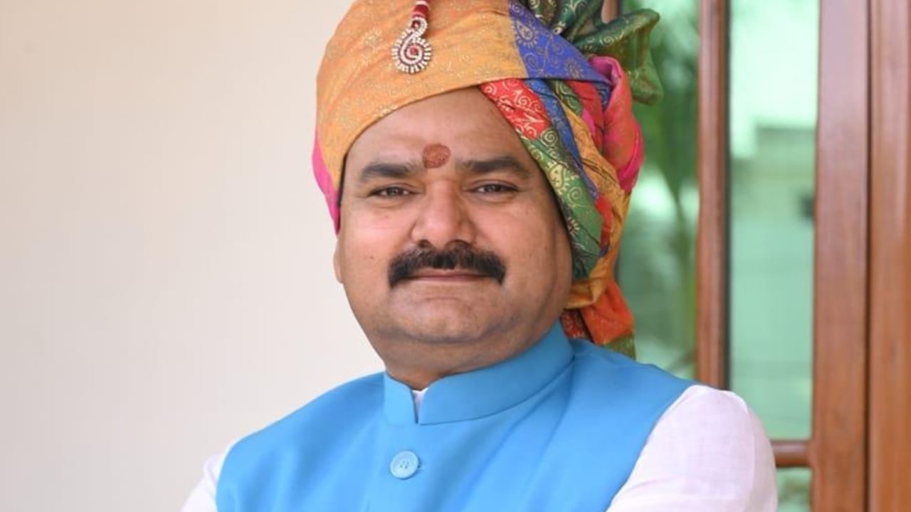 ‘Cleaning cowsheds, lying there can cure cancer’: UP minister’s claim creates stir