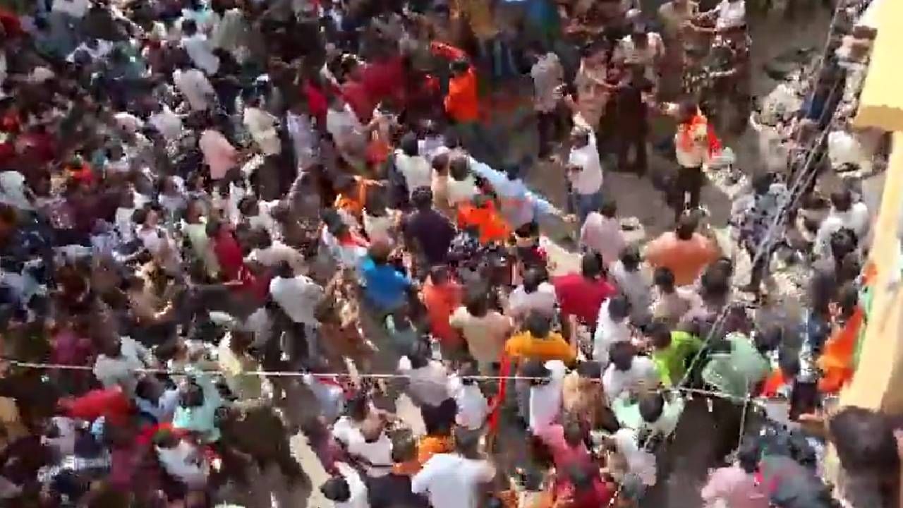 Police lathi-charge protesting members of VHP, Bajrang Dal in Hyderabad Police lathi-charge protesting members of VHP, Bajrang Dal in Hyderabad
