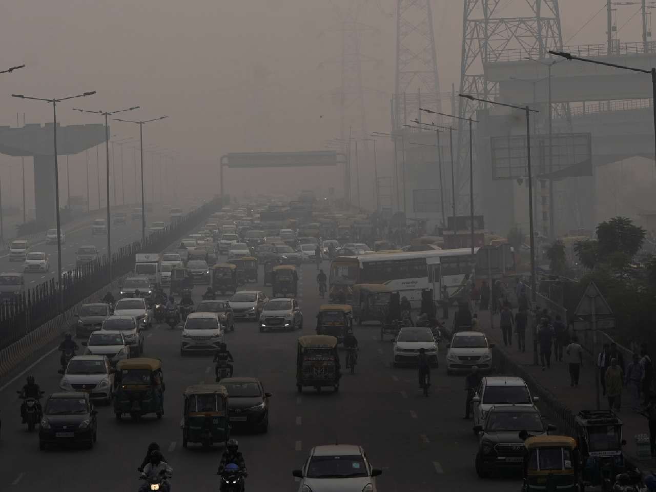 Airlines sound alert to passengers as severe smog grips Delhi-NCR, flights disrupted