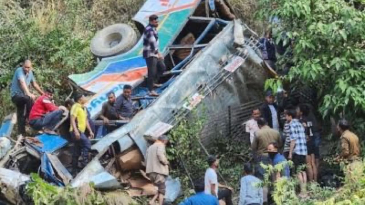 Almora bus accident: Police to launch campaign to check overloading & drunk driving Almora bus accident: Police to launch campaign to check overloading & drunk driving
