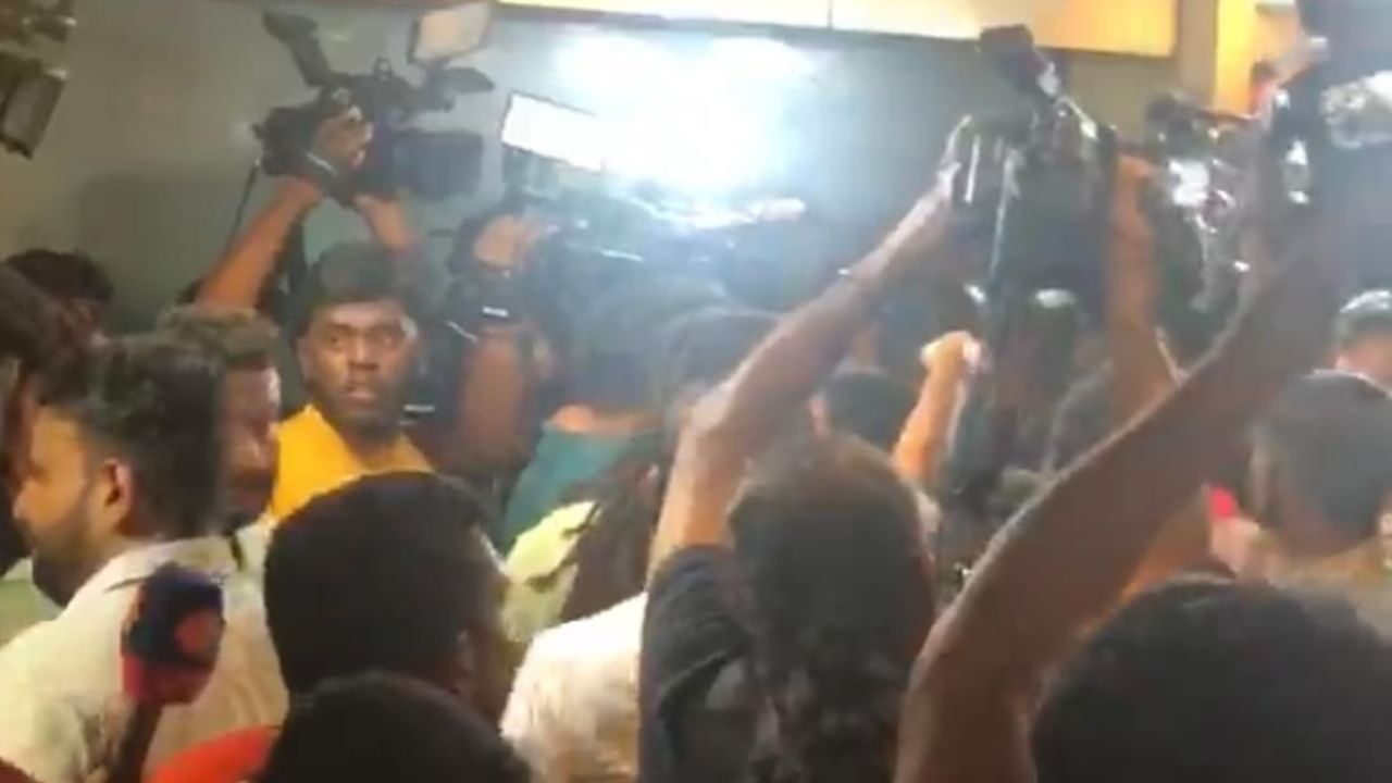 Police raid Congress leaders’ rooms for unaccounted money in Palakkad, find nothing