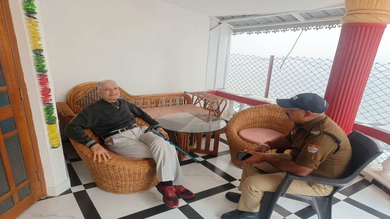 Dehradun police warm hearts on Diwali; visit elderly living alone, spreading joy Dehradun police warm hearts on Diwali; visit elderly living alone, spreading joy
