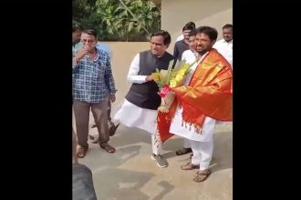 Former union minister kicks worker aside to keep him out of photo frame | Video