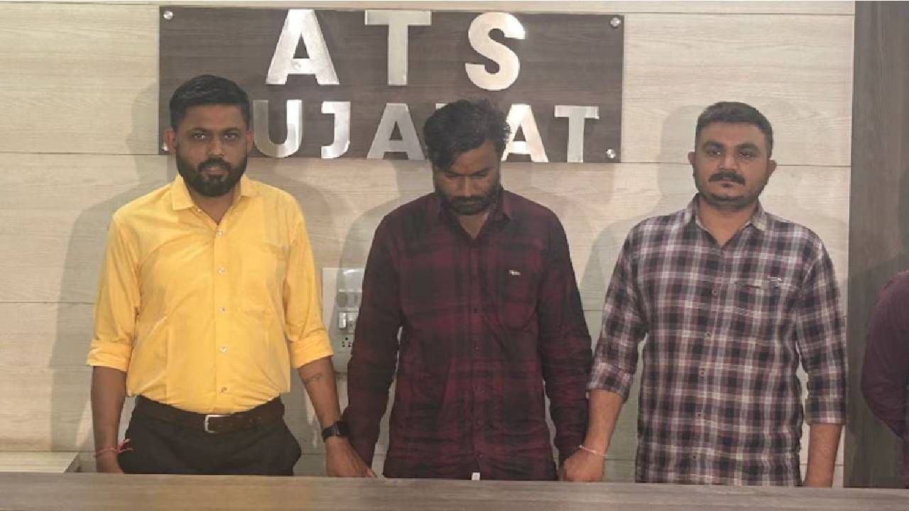 Gujarat ATS arrests worker selling Coast Guard secrets to Pakistani agent for Rs 200 Gujarat ATS arrests worker selling Coast Guard secrets to Pakistani agent for Rs 200