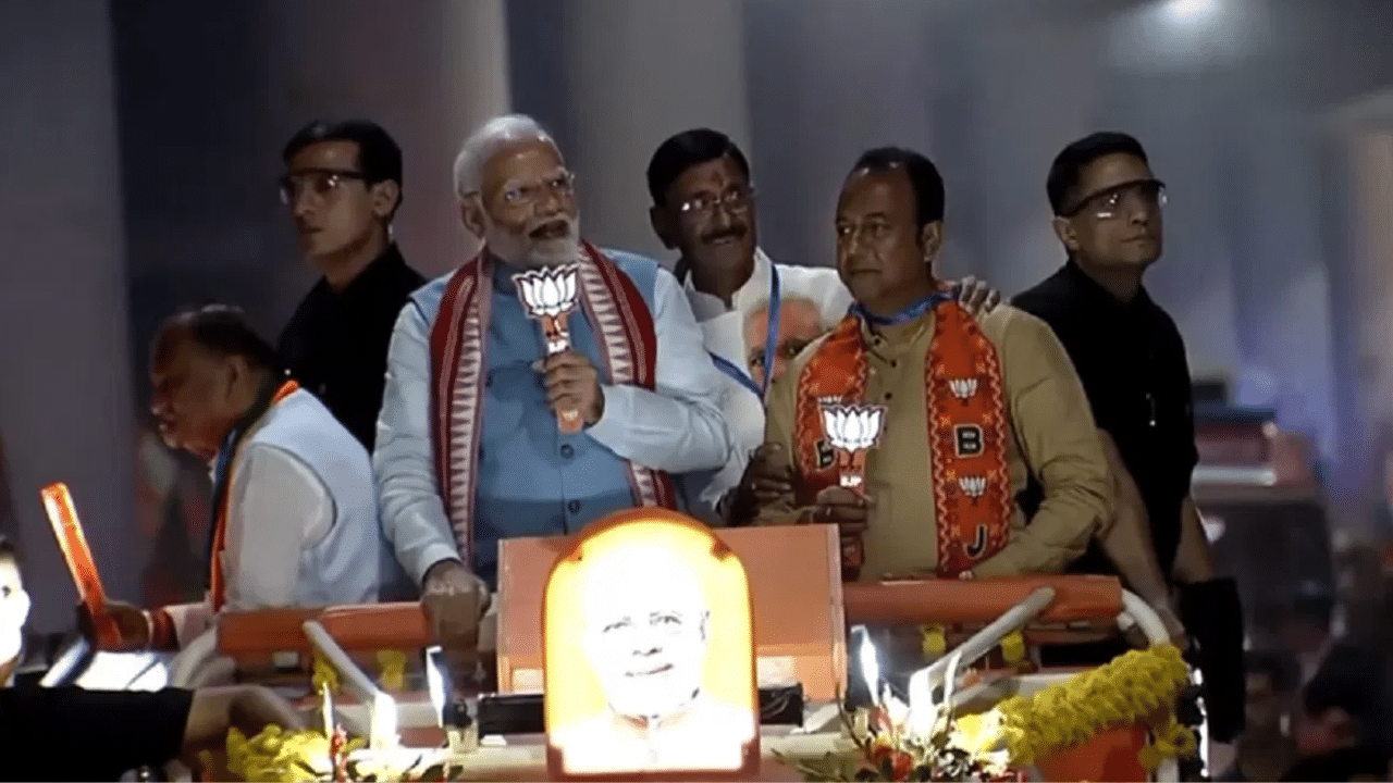PM Modi’s 3-km roadshow in Ranchi: Crowds cheer from roofs to streets PM Modi’s 3-km roadshow in Ranchi: Crowds cheer from roofs to streets