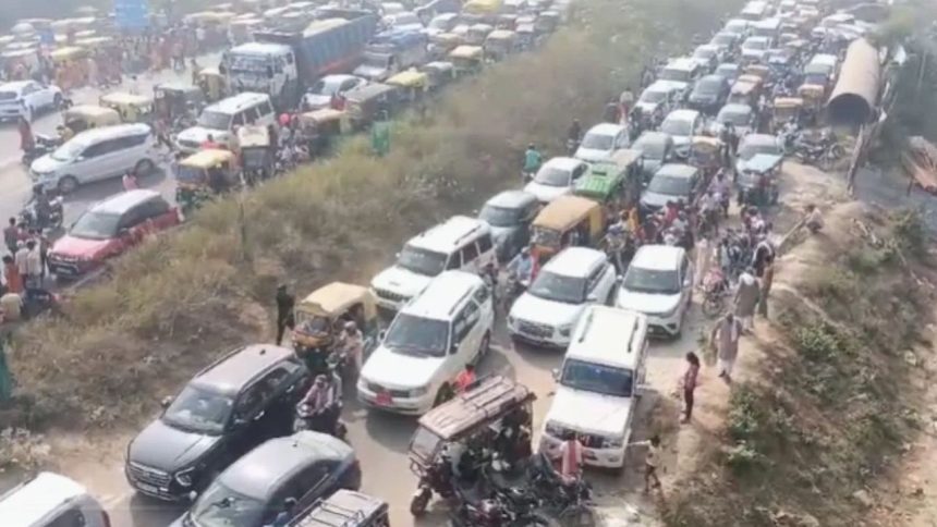 VIDEO | Patna chocked as devotees flood city for holy dip in Ganga on Kartik Purnima 1 VIDEO | Patna chocked as devotees flood city for holy dip in Ganga on Kartik Purnima