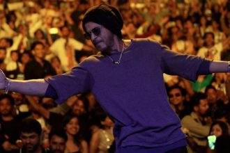 Shah Rukh Khan strikes his signature pose during a special birthday fan meet [PIC]