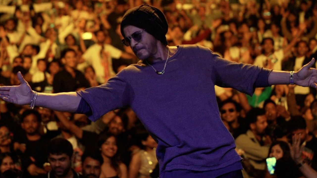 Shah Rukh Khan strikes his signature pose during a special birthday fan meet [PIC]