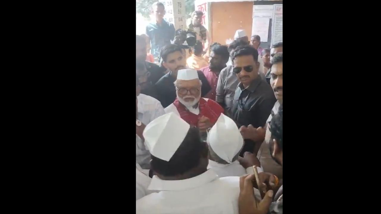 Chhagan Bhujbal stopped by Sharad Pawar’s NCP workers at polling booth | Video Chhagan Bhujbal stopped by Sharad Pawar’s NCP workers at polling booth | Video