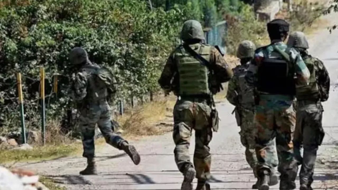 Encounter underway between security forces and terrorists in Khanyar area of Srinagar Encounter underway between security forces and terrorists in Khanyar area of Srinagar