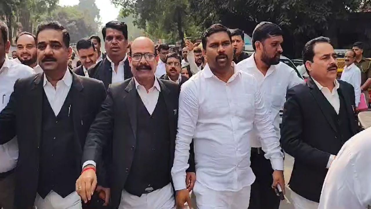 Strike in Lucknow courts continue after police violence against Ghaziabad lawyers Strike in Lucknow courts continue after police violence against Ghaziabad lawyers