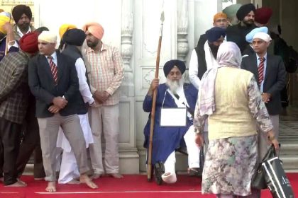 With fractured Leg, plaque around neck, Sukhbir Badal accepts Akal Takht’s punishment