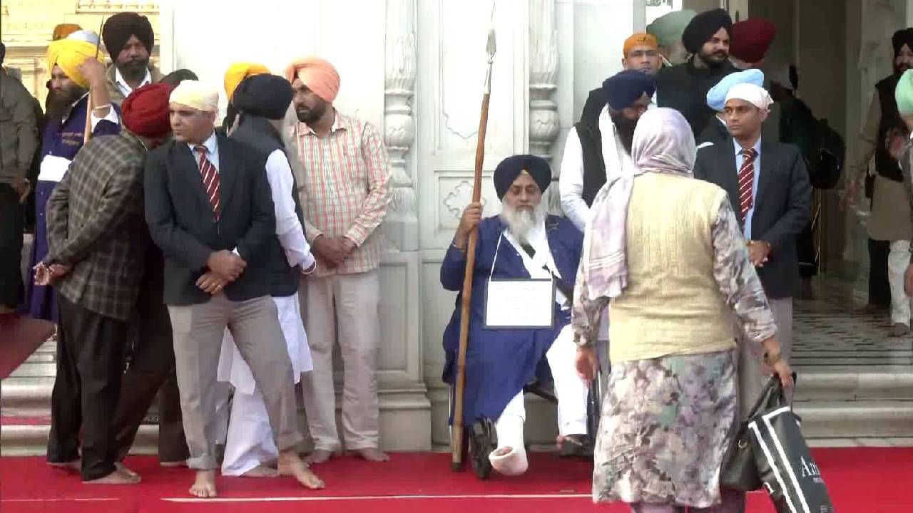 With fractured Leg, plaque around neck, Sukhbir Badal accepts Akal Takht’s punishment