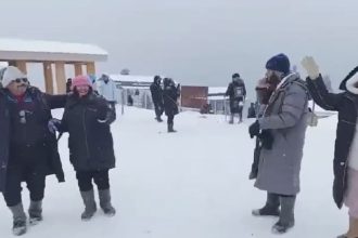 Fresh snowfall in ski resort Gulmarg brings smile on faces of tourists | Watch