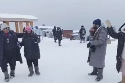 Fresh snowfall in ski resort Gulmarg brings smile on faces of tourists | Watch