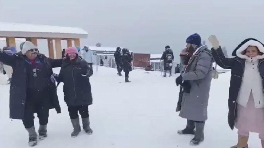 Fresh snowfall in ski resort Gulmarg brings smile on faces of tourists | Watch