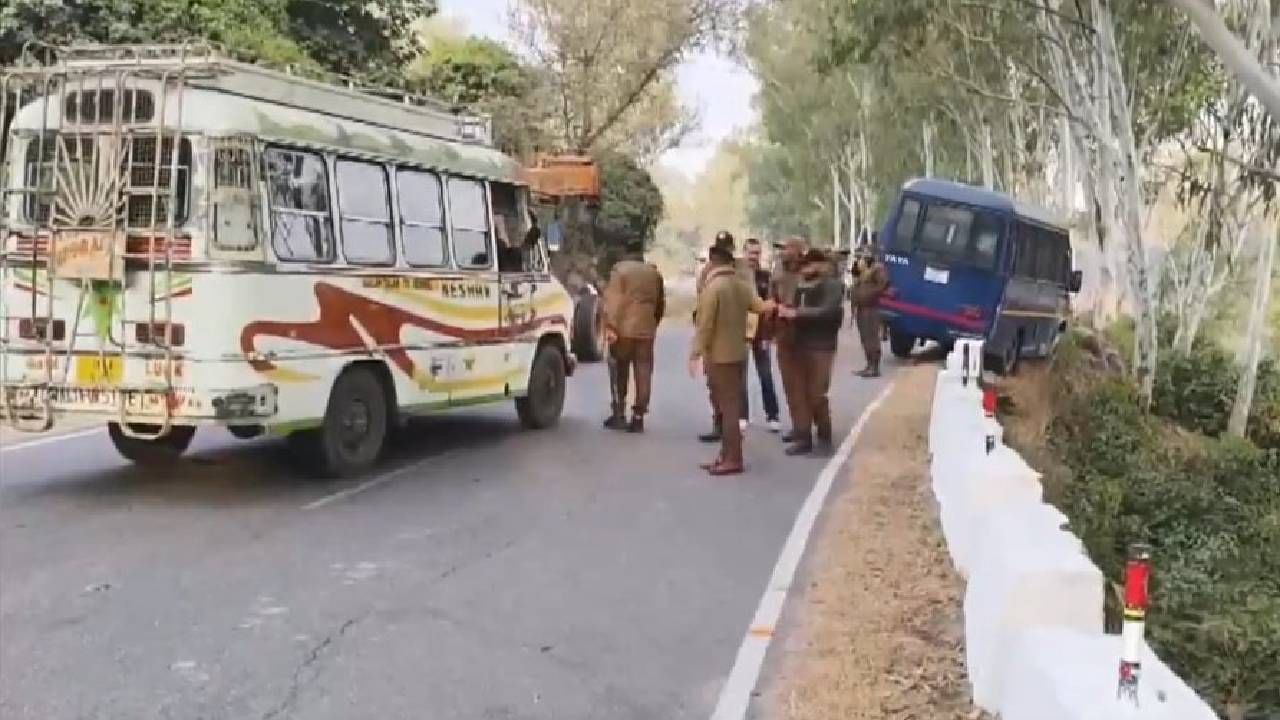 Two JK police cops found dead with bullet injuries in departmental vehicle Two JK police cops found dead with bullet injuries in departmental vehicle