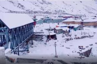 Kedarnath reconstruction work comes to standstill after snowfall; workers return