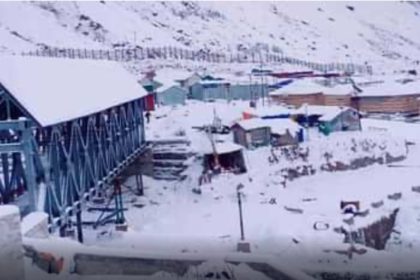Kedarnath reconstruction work comes to standstill after snowfall; workers return