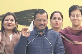 In another poll promise, Kejriwal announces Rs 1,000 aid per month to Delhi women