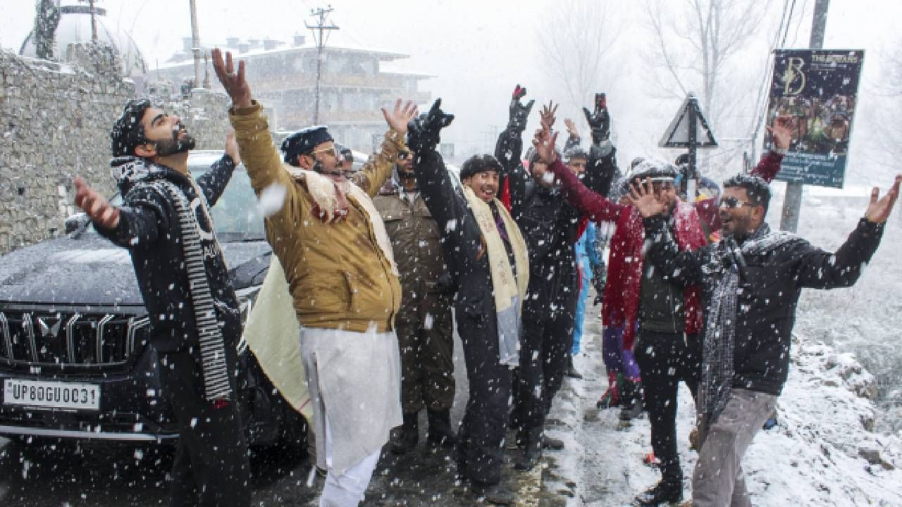 Fatalities, power outages, blocked roads as heavy snowfall blankets Himachal Pradesh