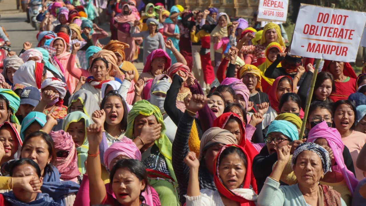 Manipur govt lifts mobile internet ban in 9 districts; 3 protesters held in Imphal