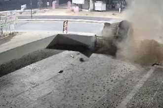 SUV flips 8 times on highway, all 5 occupants escape unhurt, then ask for tea | Video 5 SUV flips 8 times on highway, all 5 occupants escape unhurt, then ask for tea | Video