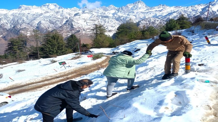 Heavy snowfall isolates 100 villages in Uttarakhand; Avalanche warning in Chamoli