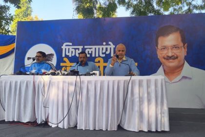 Educationist Awadh Ojha joins AAP in presence of Arvind Kejriwal