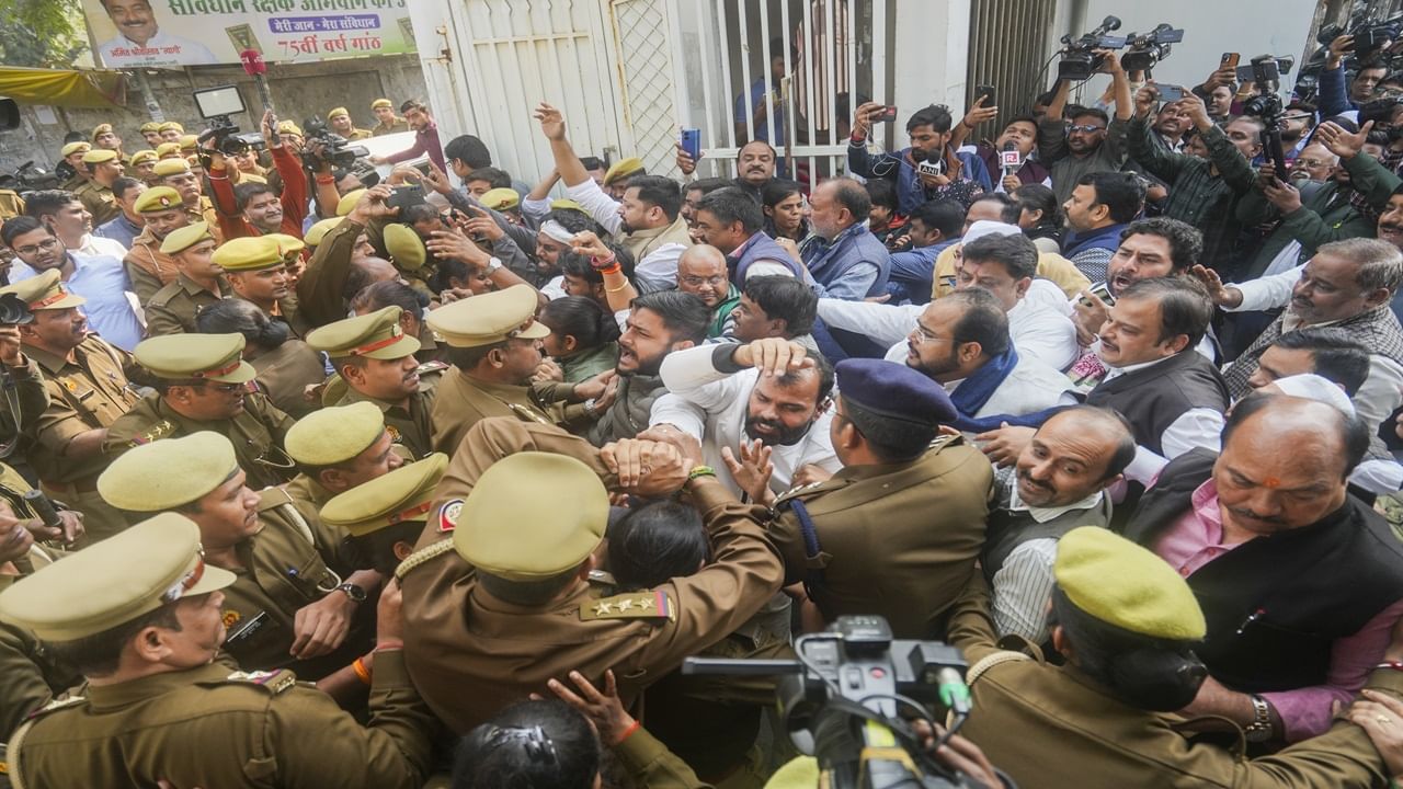 Congress workers, police clash in Lucknow as delegation stopped from going to Sambhal