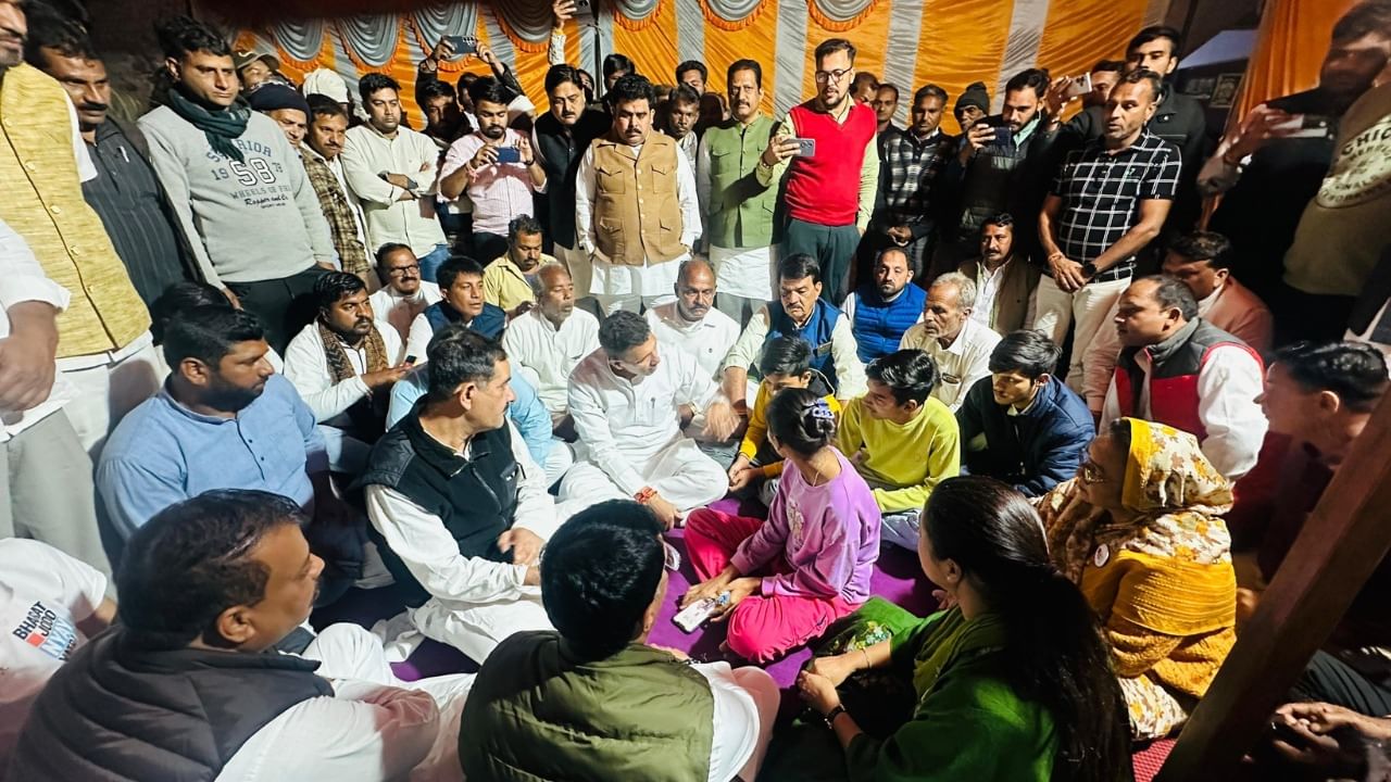 Congress leaders gifts Rs 5 lakh ‘gullak’ to children of couple who died by suicide