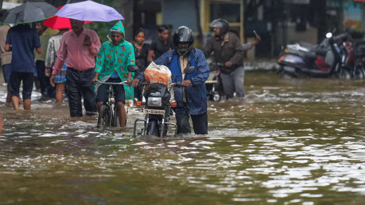 Cyclone Fengal to weaken into deep depression, heavy rains continue in Tamil Nadu Cyclone Fengal to weaken into deep depression, heavy rains continue in Tamil Nadu