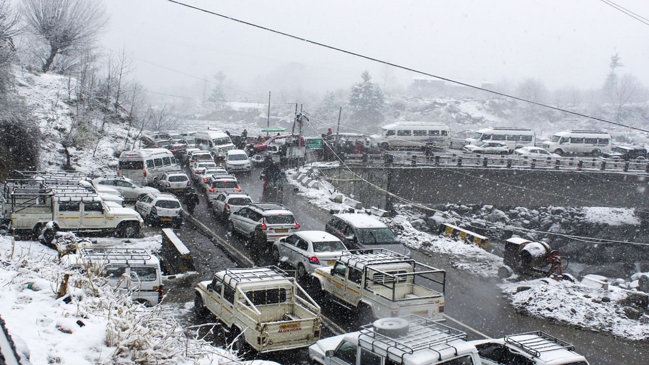 Himachal weather: 4 dead after vehicles skid on slippery roads after heavy snowfall
