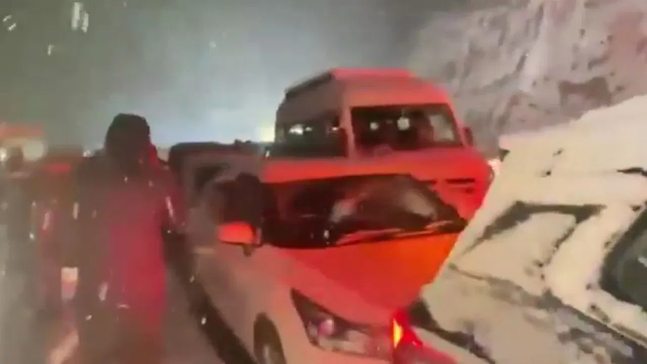 Himachal: Snow-covered Manali grapples with tourist flow; over 1,000 vehicles stuck