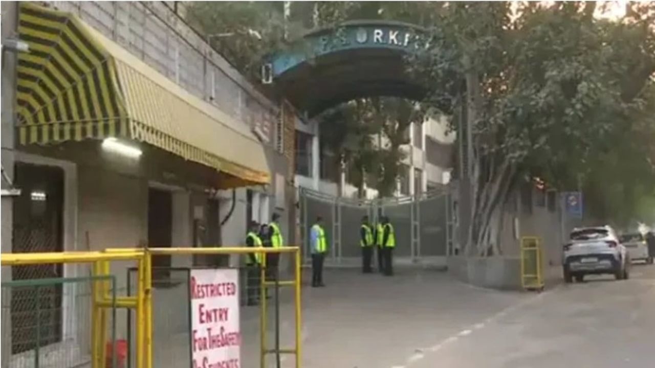 Teachers undergo training on how to deal with crisis amid frequent hoax bomb threats Teachers undergo training on how to deal with crisis amid frequent hoax bomb threats