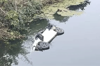 Driver loses control of car while using Snapchat, vehicle falls into river; 2 dead