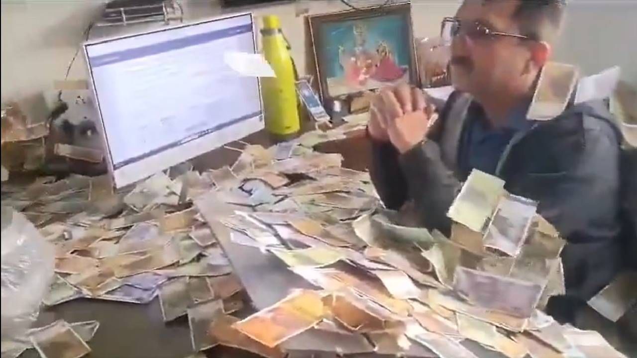 ‘How much will you eat…’: Angry men throw notes at ‘corrupt’ Gujarat officer |Watch