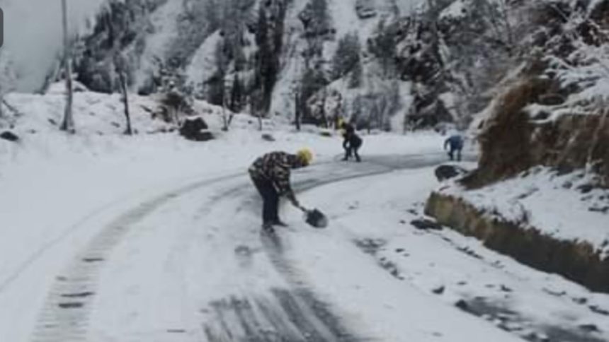 Severe snowfall disrupts life in Uttarakhand, temp drops to -30 degrees in high hills