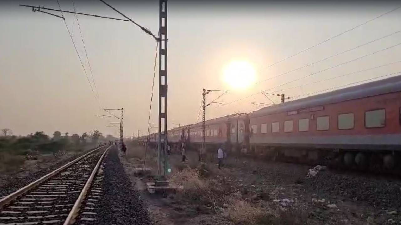 Maharashtra: Several dead after passengers jump from Pushpak Express over fire rumours Maharashtra: Several dead after passengers jump from Pushpak Express over fire rumours