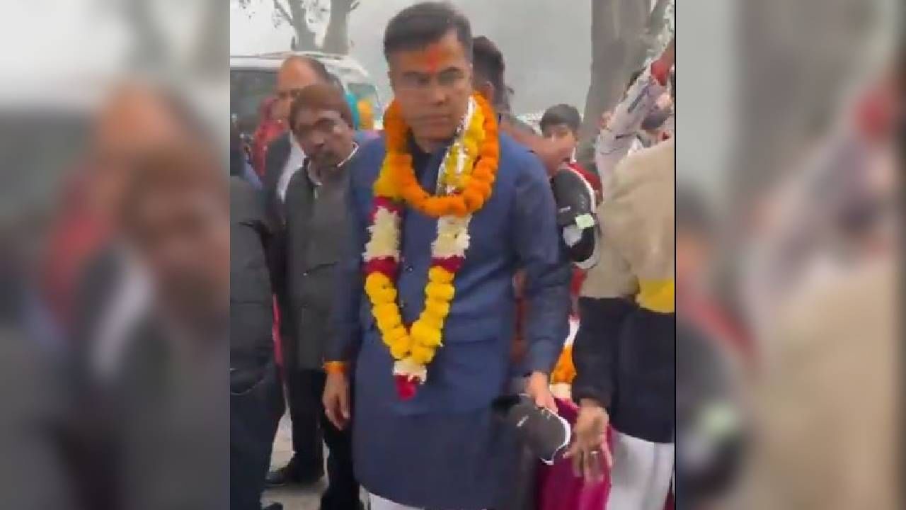 Delhi Assembly Election: BJP’s Parvesh Verma booked for shoe distribution at Temple Delhi Assembly Election: BJP’s Parvesh Verma booked for shoe distribution at Temple