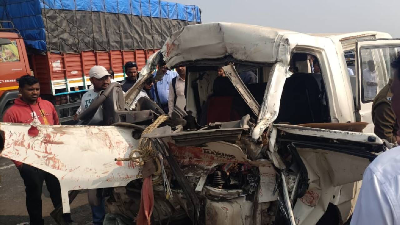 Nine killed after minivan hit by tempo rams into bus on Pune-Nashik highway