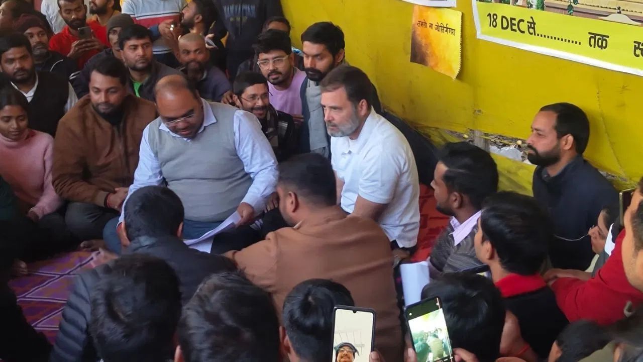 Bihar: Rahul Gandhi meets BPSC candidates in Patna, hears students’ demands