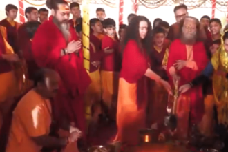 Watch: Swami Chidanand Saraswati, Sadhvi Bhagawati perform ‘hawan’ at Maha Kumbh