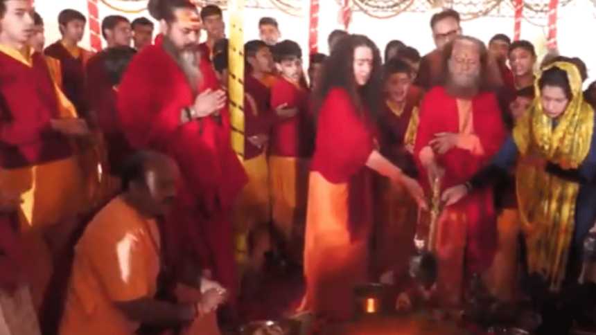 Watch: Swami Chidanand Saraswati, Sadhvi Bhagawati perform ‘hawan’ at Maha Kumbh