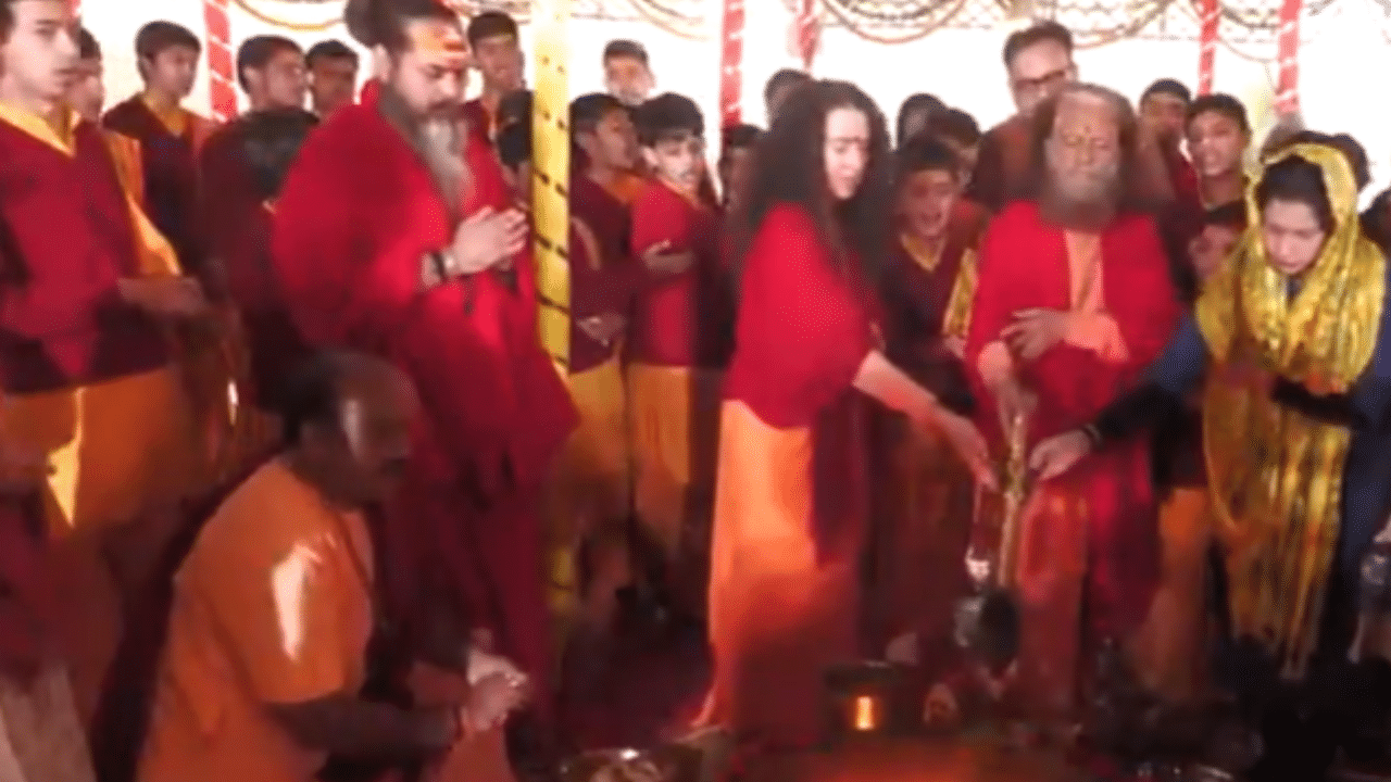Watch: Swami Chidanand Saraswati, Sadhvi Bhagawati perform ‘hawan’ at Maha Kumbh Watch: Swami Chidanand Saraswati, Sadhvi Bhagawati perform ‘hawan’ at Maha Kumbh