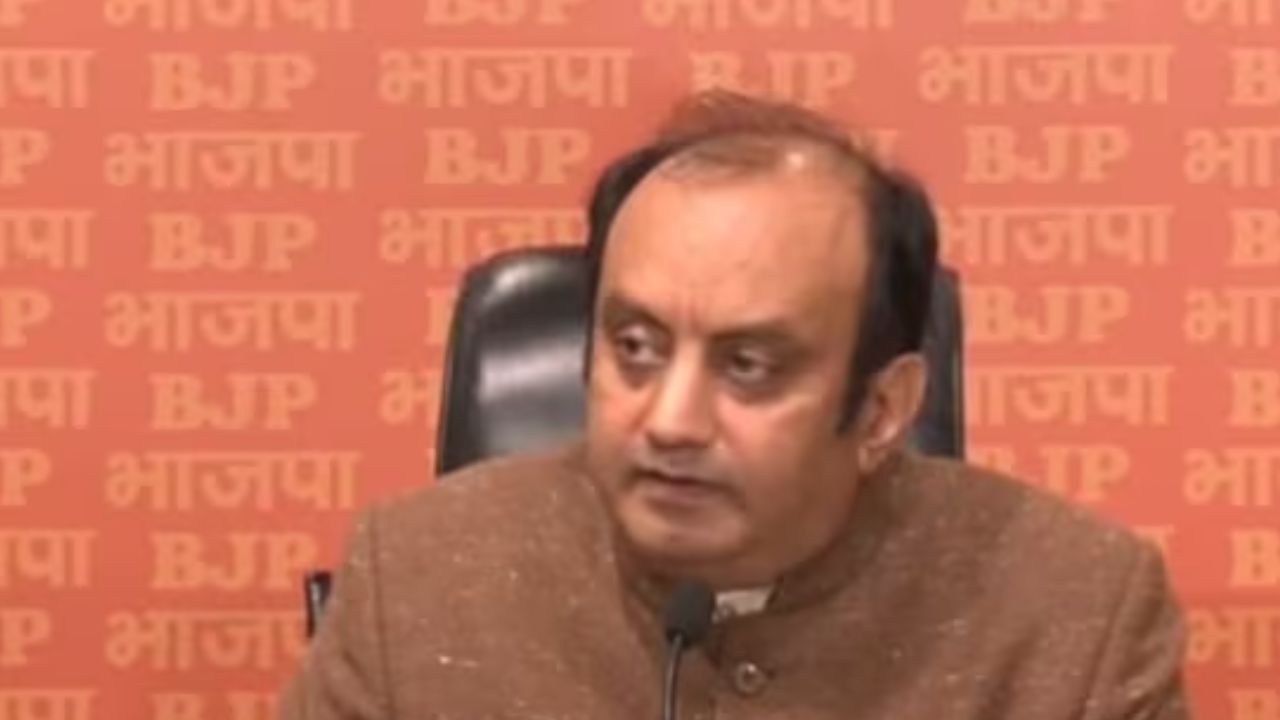 ‘Bagula bhagat’: BJP takes dig at Kejriwal over promise of Rs 18,000 to priests
