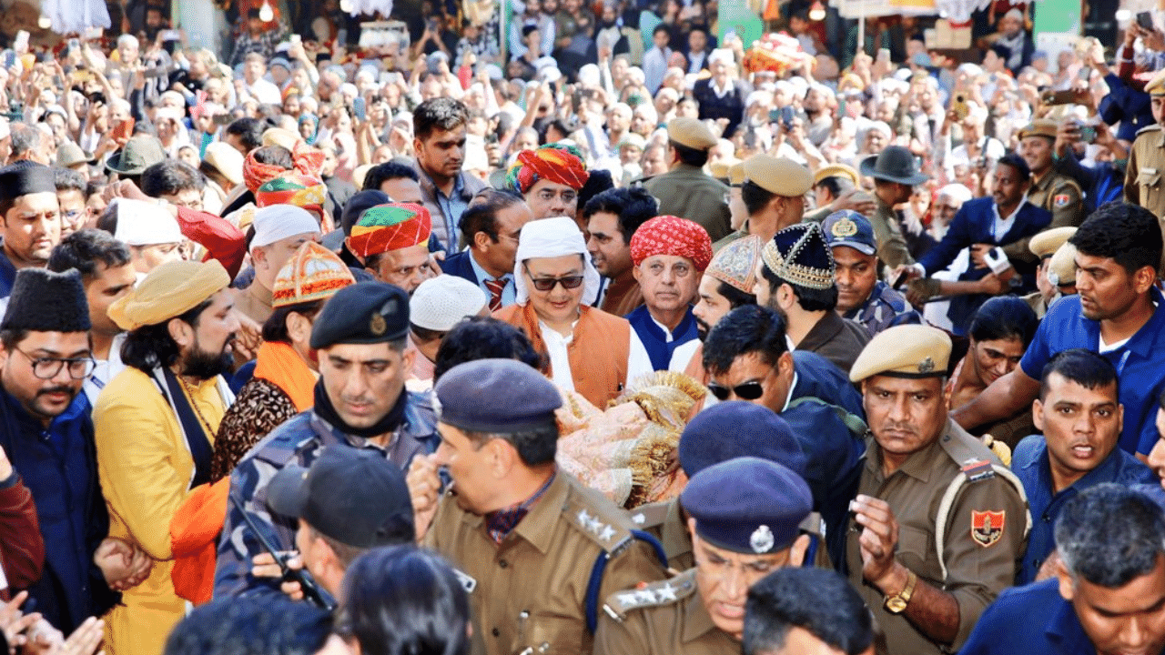 WATCH | Kiren Rijiju offers ‘chadar’ at Ajmer Sharif Dargah on behalf of PM Modi WATCH | Kiren Rijiju offers ‘chadar’ at Ajmer Sharif Dargah on behalf of PM Modi